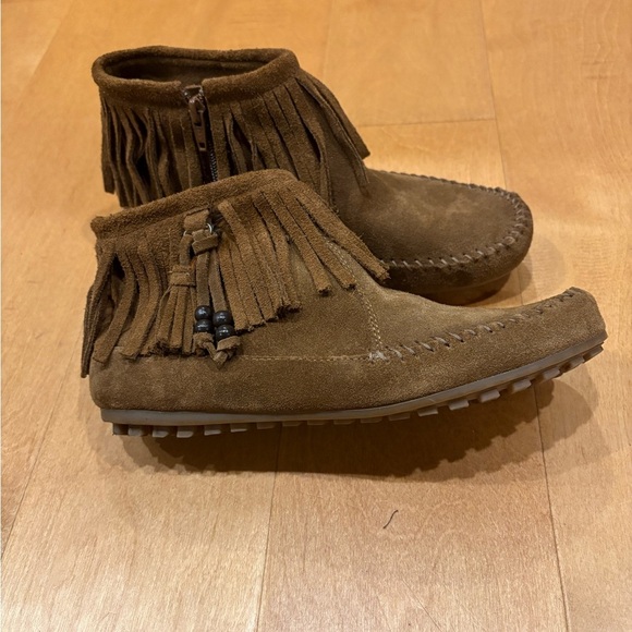 Minnetonka suede leather fringe booties boots moccasins 8 brown - Picture 1 of 10